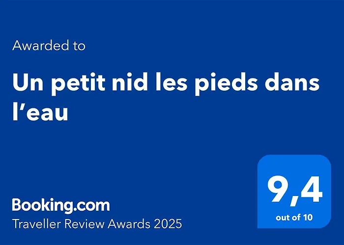 Un Petit Nid Les Pieds Dans L\'Eau